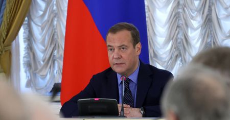 Podpisują kontrakty i idą ginąć za Putina. Miedwiediew podał liczbę