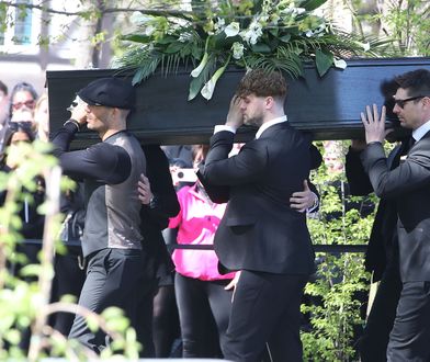 Rozdzierający widok. Przyjaciele z zespołu nieśli trumnę z ciałem Toma Parkera