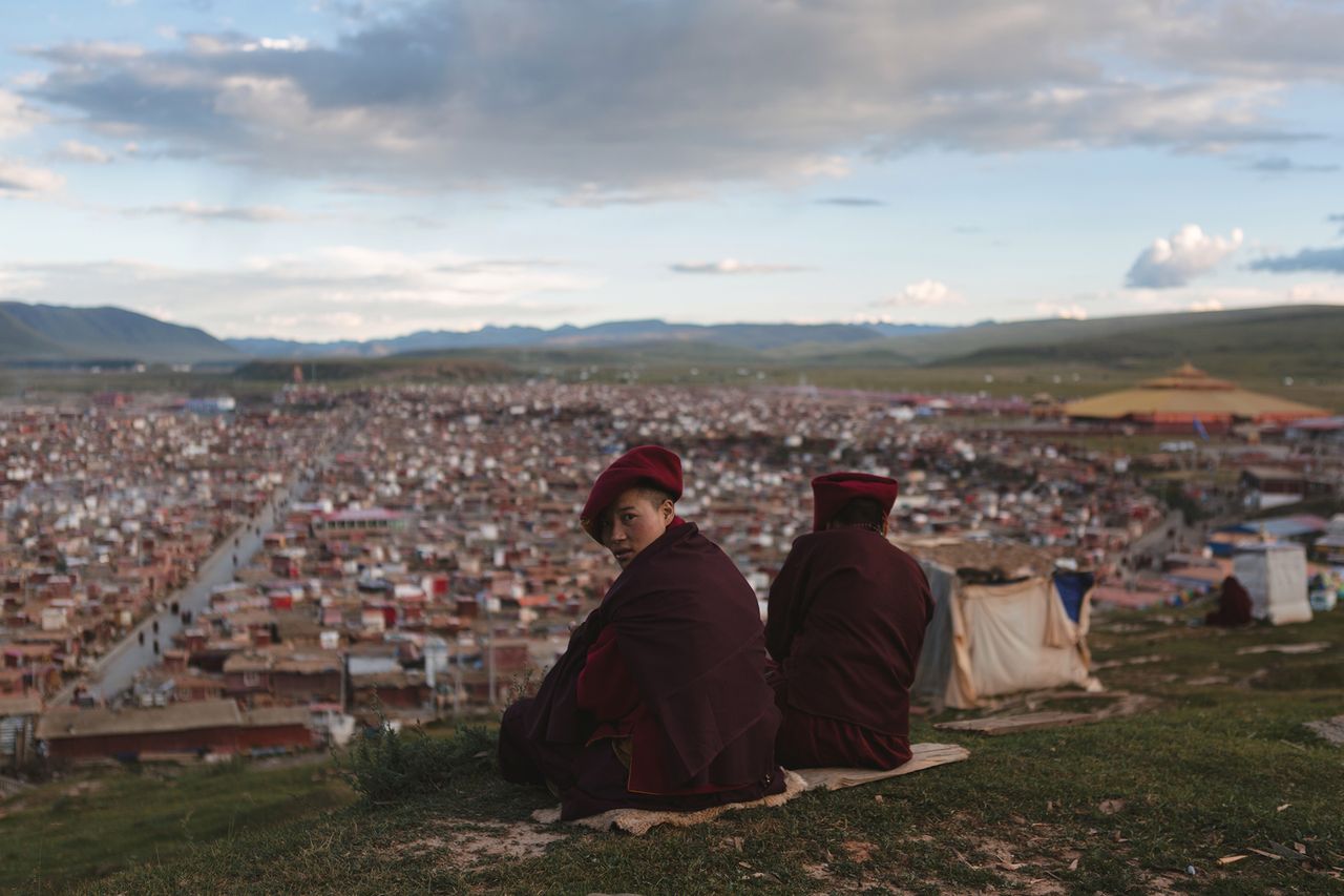 Kham to jeden z historycznych regionów Tybetu. Do lat 50 XX wieku był autonomicznym terenem, podzielonym na kilkanaście małych królestw z lokalną władzą. Dopiero w 1965 roku dokonano podziału zdobytych przez Chińską Republikę Ludową ziem. Z 50 proc. wydzielono Tybetański Region Autonomiczny, a pozostałą część włączono do chińskiej prowincji Syczuan.