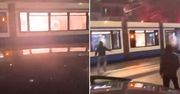 Sceny w Amsterdamie. Moment ataku na tramwaj nocą