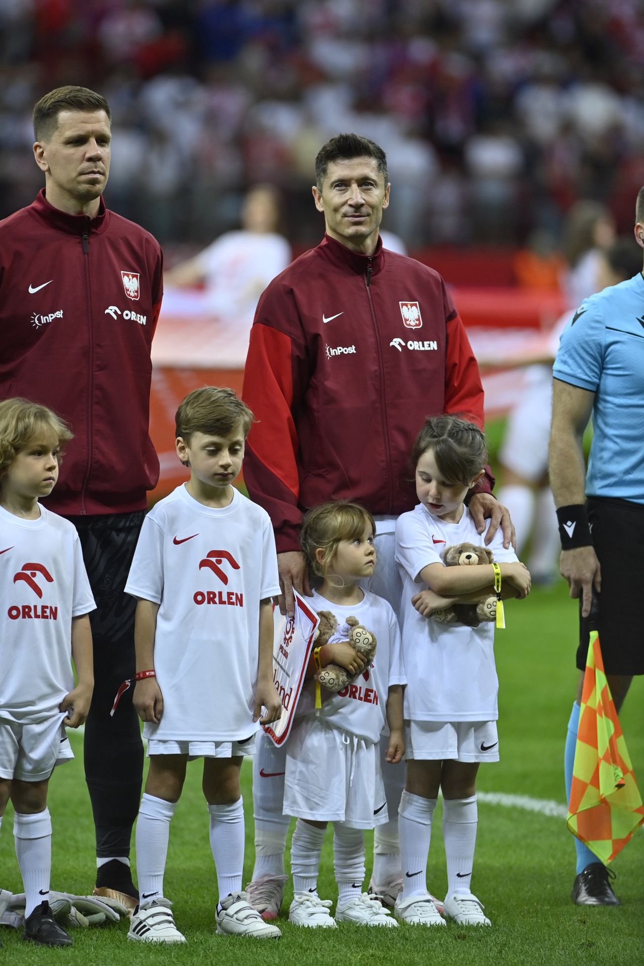 Lewandowski i Szczęsny wyszli na boisko z dziećmi