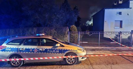 Pożar domu w Rudzie Śląskiej. Ogień i kłęby dymu... Akcja gaśnicza trwa. Ulica wyłączona z ruchu