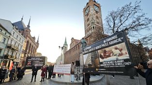 Toruń: Różaniec i kontrowersyjny baner. Biskup sugeruje zmianę