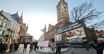 Toruń: Różaniec i kontrowersyjny baner. Biskup sugeruje zmianę