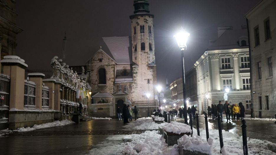 Kraków przykryty śniegiem potrafi zachwycić. Niedzielny wieczór na Starym Mieście