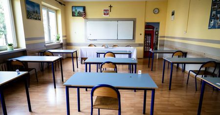 Koronawirus grasuje w szkołach? MEiN opublikowało nowe dane