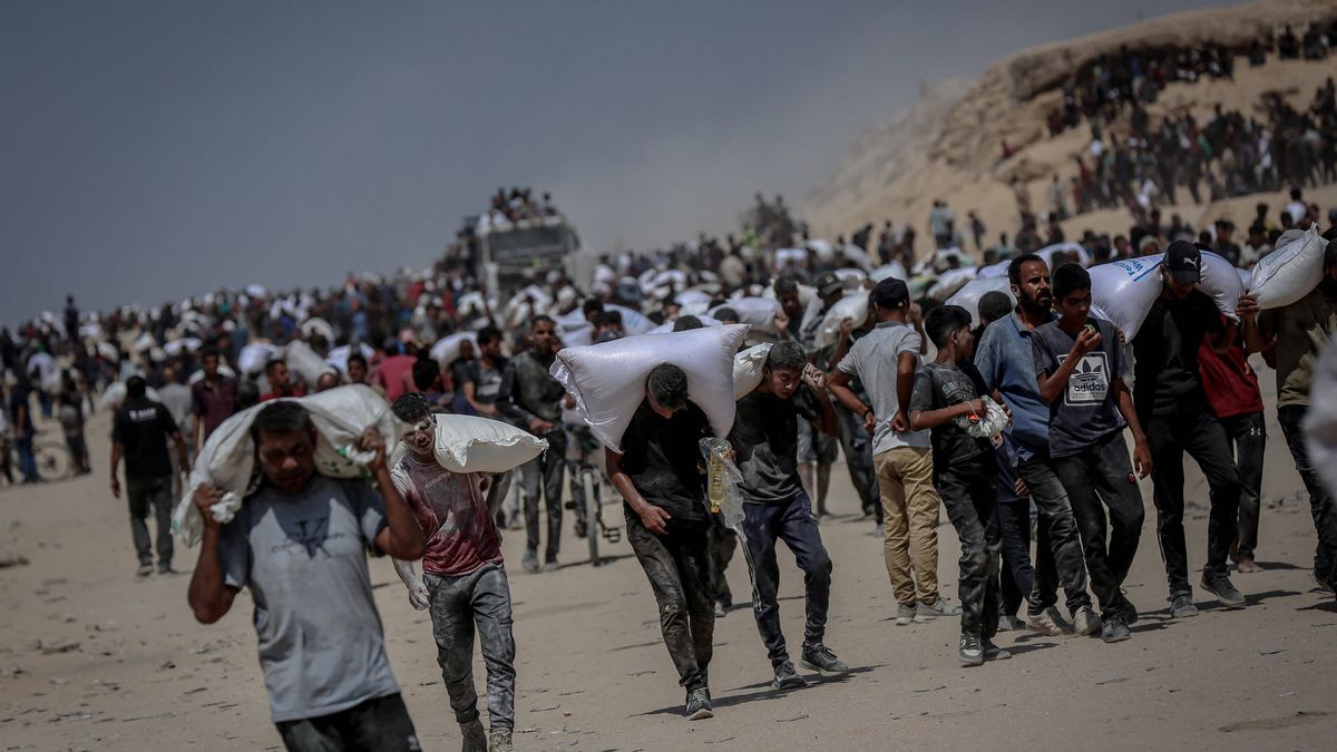 Palestinians flock to Zikim crossing for humanitarian aid
GAZA STRIP - AUGUST 8: Palestinians struggling with hunger flock to an aid distribution point near the Zikim Crossing in northwestern Gaza to access limited aid supplies amid Israeli attacks in Gaza Strip on August 8, 2025. Saeed M. M. T. Jaras / Anadolu/ABACAPRESS.COM 
Dostawca: PAP/Abaca
AA/ABACA
war