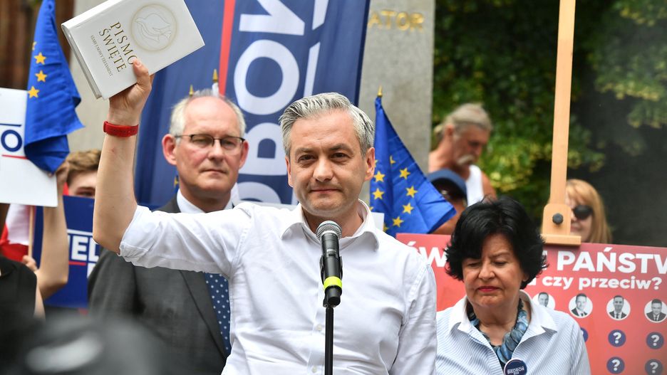 Robert Biedroń. Jak odpowiadał podczas debaty prezydenckiej? Kim jest?