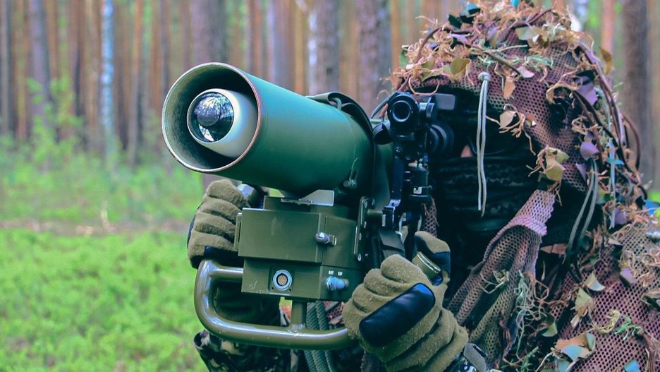 Żołnierz z naramienną wyrzutnią PPK Pirat