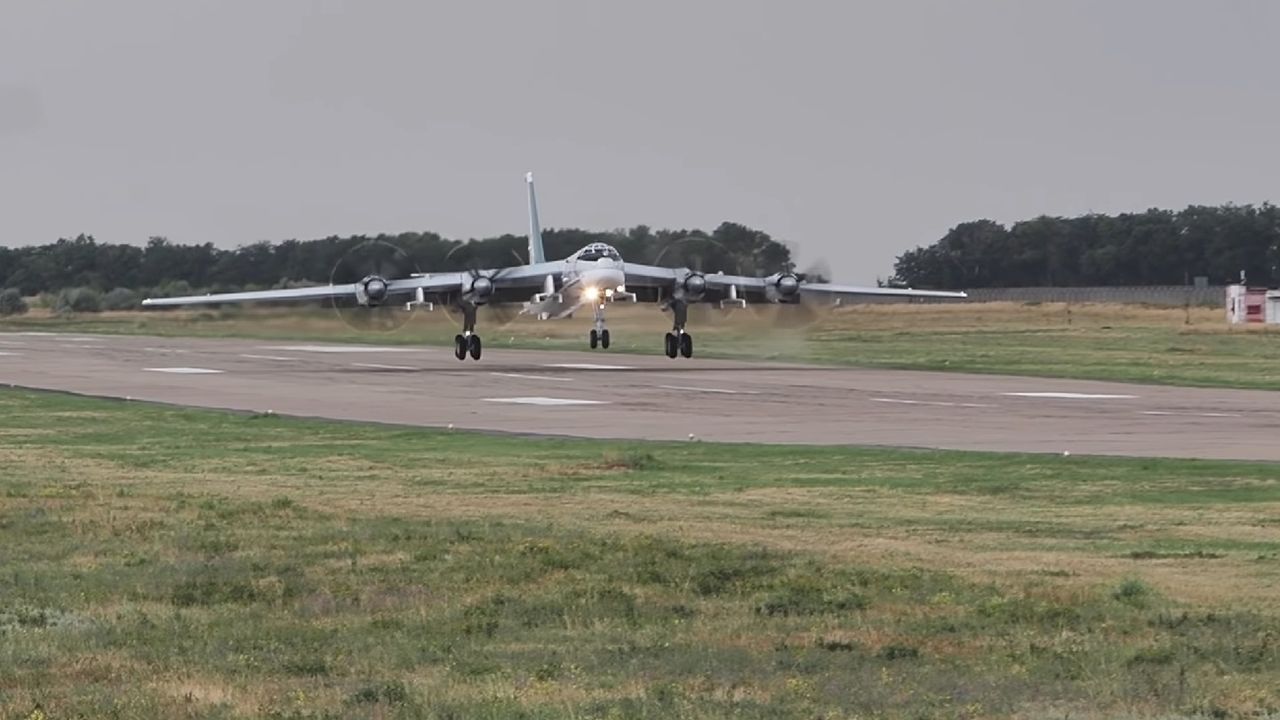 Rosja. Tupolew Tu-95 odświeżony. Bombowiec może latać jeszcze przez 20 lat [Zobacz wideo]