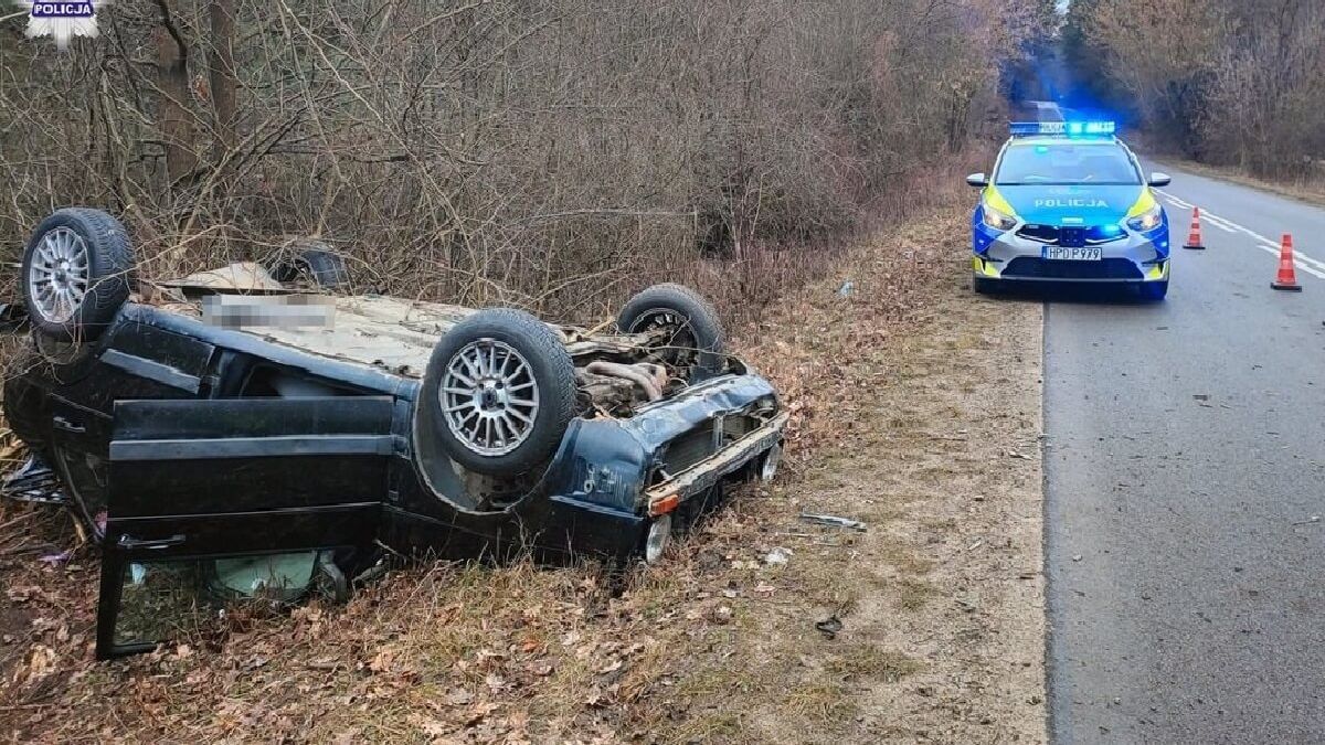 Volkswagen dachował na zakręcie
