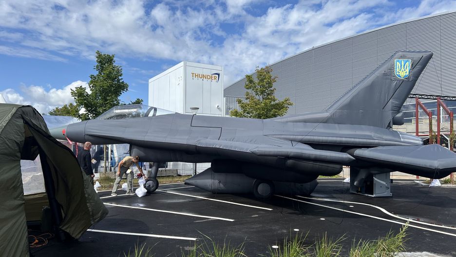 Czeski dmuchany F-16 na wystawie DALO 2024.