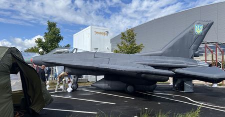 Dmuchane F-16 z Czech. Podobnie jak Abramsy i HIMARS-y trafią do Ukrainy