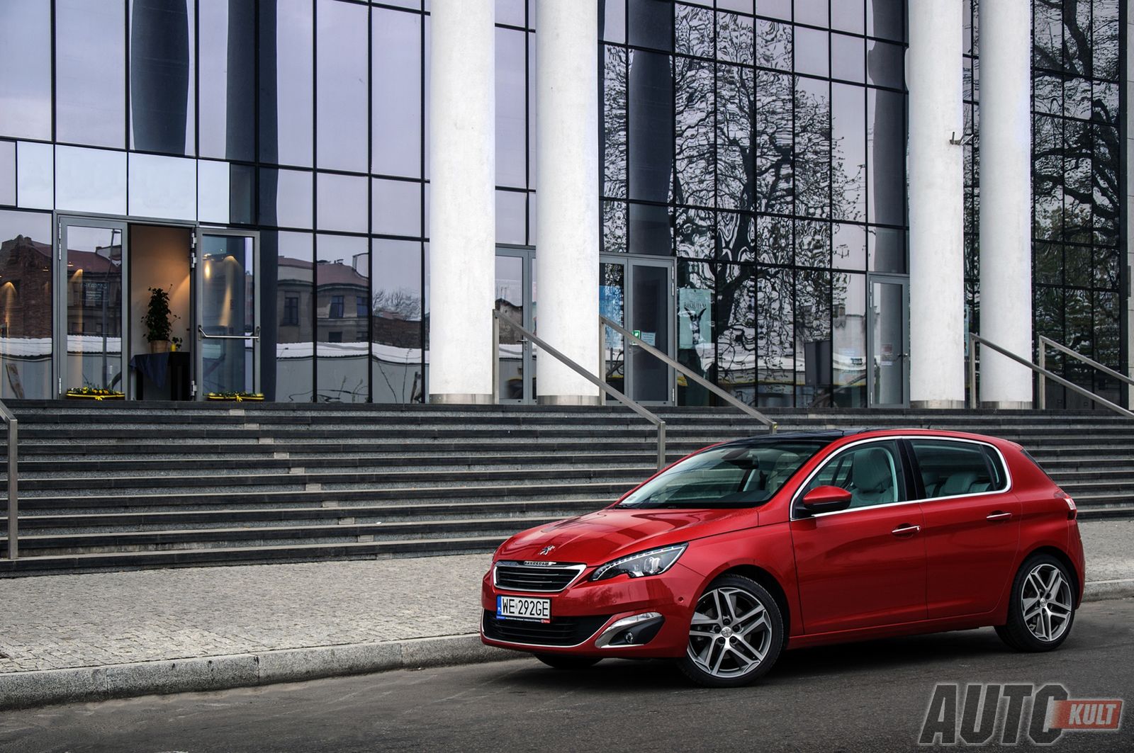 Peugeot 308 przed Filharmonią Częstochowską