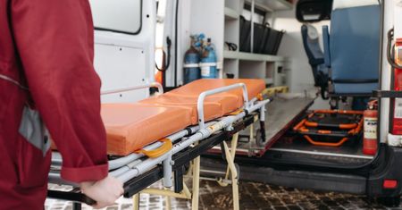 Wezwali karetkę do starszej, zakrwawionej kobiety. W deszczu czekali blisko godzinę