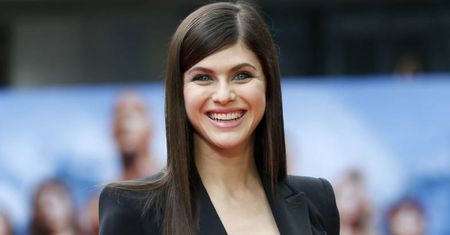 Alexandra Daddario jest w CIĄŻY. Gwiazda "Słonecznego patrolu" odsłoniła krągłości w sesji zdjęciowej (FOTO)