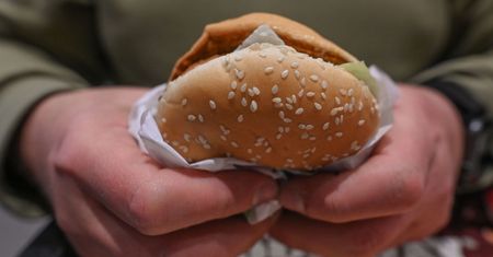 Zaskakujący krok. Burgery znanej sieci już bez pomidorów