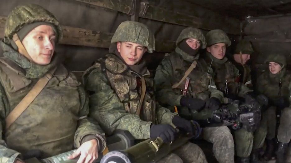  epa09829121 A handout still image taken from handout video made available by the Russian Defence ministry press-service shows militias of self-proclaimed DNR hold US anti-tank missiles that was abandoned by Ukrainian army during their retreat in Donetsk region, Ukraine, 16 March 2022. On 24 February Russian troops had entered Ukrainian territory in what the Russian president declared a 'special military operation', resulting in fighting and destruction in the country, a huge flow of refugees, and multiple sanctions against Russia.  EPA/RUSSIAN DEFENCE MINISTRY PRESS SERVICE / HANDOUT  HANDOUT EDITORIAL USE ONLY/NO SALES Dostawca: PAP/EPA.