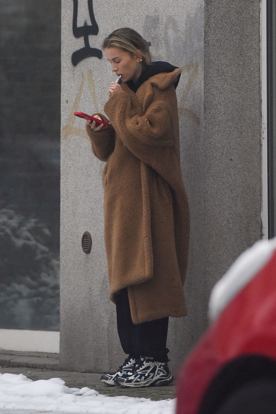 Maffashion zaspokaja głód nikotynowy przed butikiem Macieja Zienia