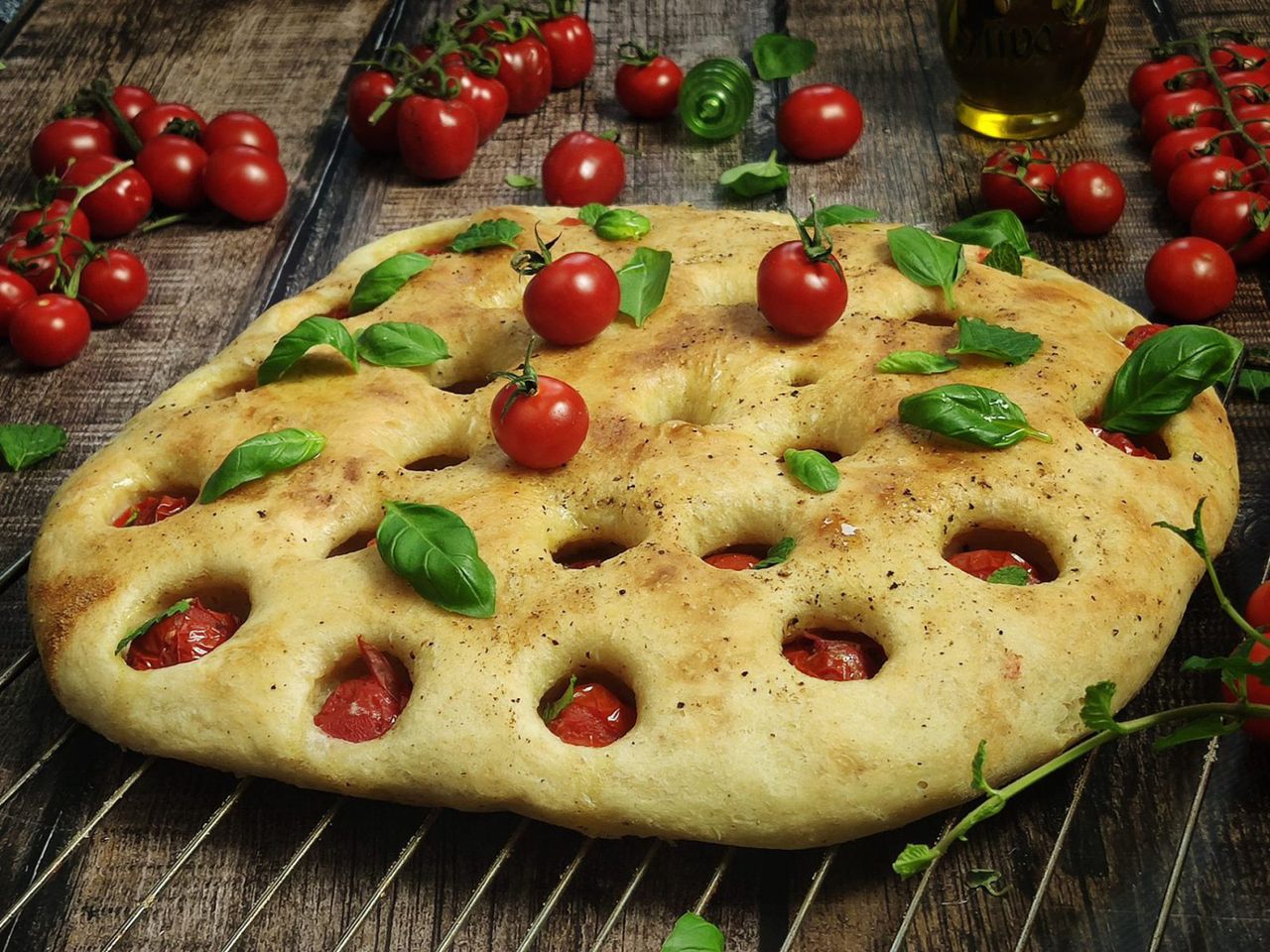 Focaccia z pomidorkami. Poczuj się jak na wakacjach we Włoszech