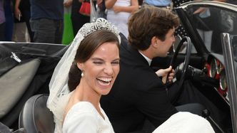 Księżniczka Liechtensteinu Marie-Astrid stanęła na ślubnym kobiercu w ZJAWISKOWEJ SUKNI z trenem (ZDJĘCIA)