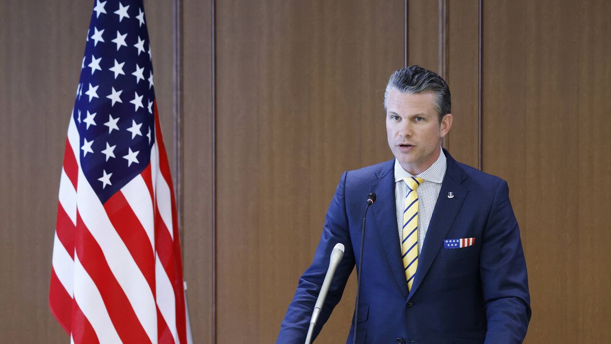 Japan-US defense ministerial meeting
epa11998433 US Secretary of Defense Pete Hegseth speaks during a joint news conference with Japan's Defense Minister Gen Nakatani (not pictured) at the Ministry of Defense in Tokyo, Japan, 30 March 2025.  EPA/KIYOSHI OTA 
Dostawca: PAP/EPA.
KIYOSHI OTA
press, mic, ministers, speech