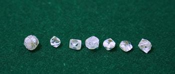 Surowe diamenty z RPA trafiły do muzeum. Wcześniej zostały przejęte przez skarbówkę