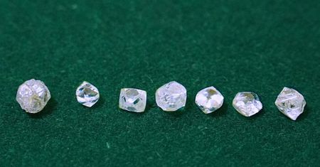 Surowe diamenty z RPA trafiły do muzeum. Wcześniej zostały przejęte przez skarbówkę