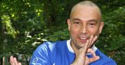 Jacek Stachursky jak wino. Zapuścił włosy, jest nie do poznania