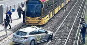 Kierujący taksówką zasłabł za kierownicą w Warszawie. Wjechał na tory tramwajowe