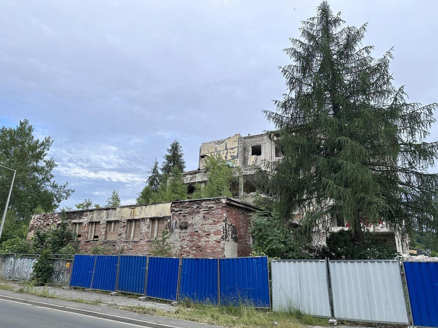 24.06.2025 Rozbiórka Hotelu Sudety w Jeleniej Górze