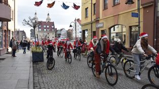 Głogów: Mikołaje na rowerach znowu w mieście. Czerwony peleton jechał przez miasto z prezentami dla dzieci