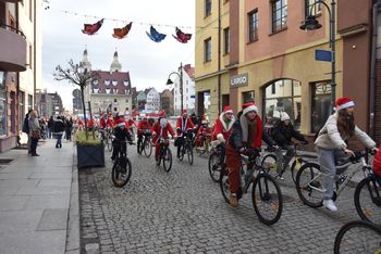 Głogów: Mikołaje na rowerach znowu w mieście. Czerwony peleton jechał przez miasto z prezentami dla dzieci