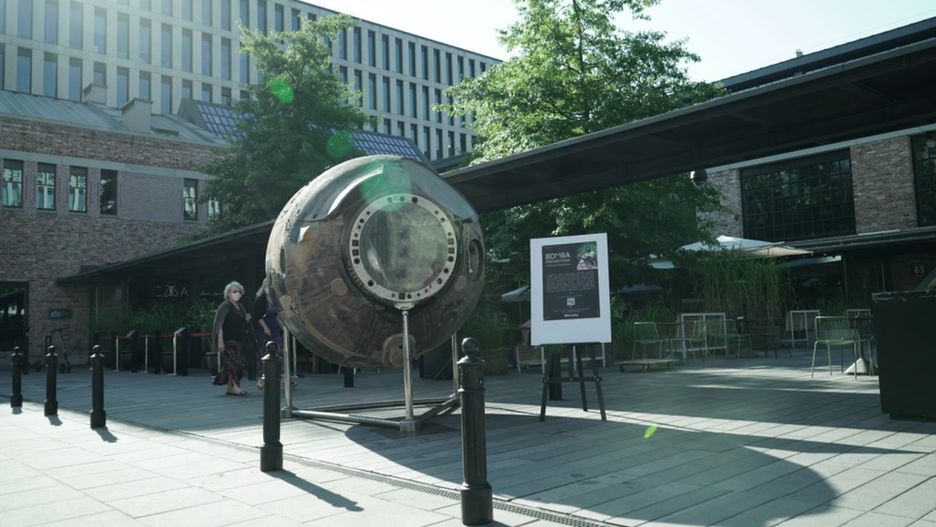 Warszawa. Kosmiczna kapsuła przed Halą Koszyki