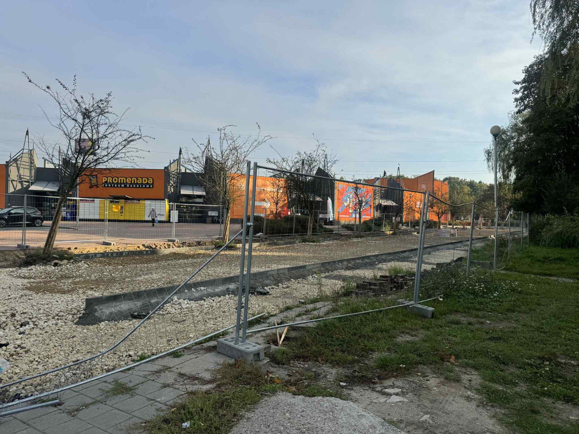 Modernizacja Promenady Czesława Niemena w Częstochowie, rozpoczęta w lipcu 2025 roku, od kilku tygodni stoi w miejscu.