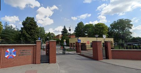 Tragedia w koszarach. Żołnierz wypadł z okna na drugim piętrze!