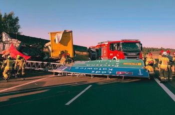 Autostrada A1 zablokowana. Ciężarówka przewróciła się i uszkodziła bramownicę