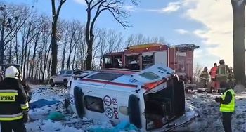 Ludwików: Wypadek z udziałem karetki. Ratownik w ciężkim stanie