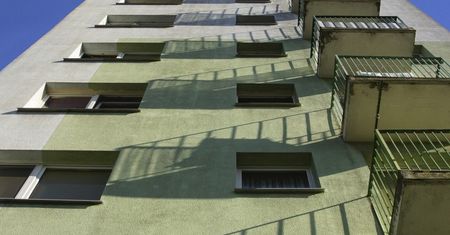 Wziął babcie na ręce i... wyrzucił z drugiego piętra! Prokuratura ujawnia