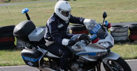 Warszawa. Pościg za motocyklistą. Policjant ranny