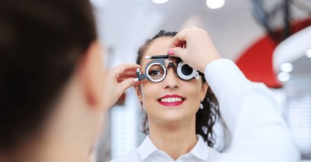 Wybieramy okulary. Gotowe czy od optyka – optometrysta radzi
