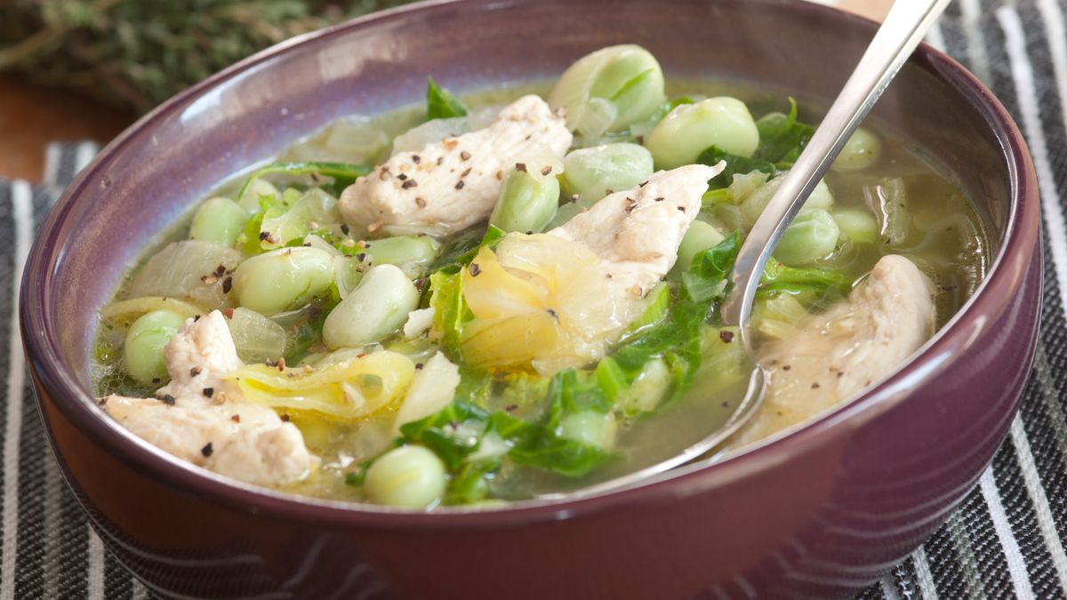 Gulasz na drobiu wyróżnia się jaśniejszym kolorem niż wersja na 