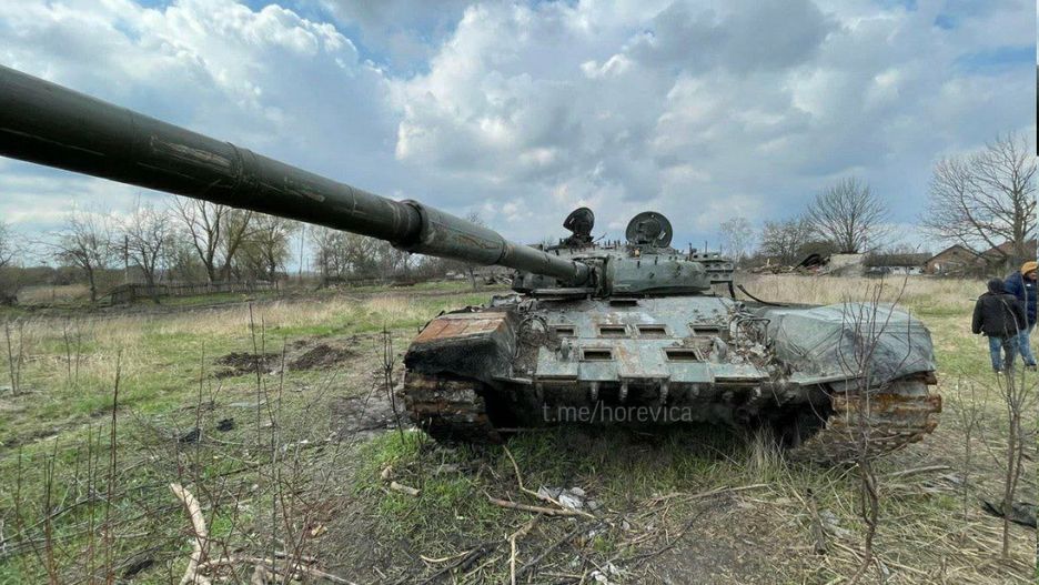 Rosyjski T-72B Obr. 1989 ograbiony z pancerza reaktywnego. 