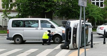 Dacia przewróciła się na bok po zderzeniu z busem na skrzyżowaniu w centrum Lublina. Jedna osoba poszkodowana