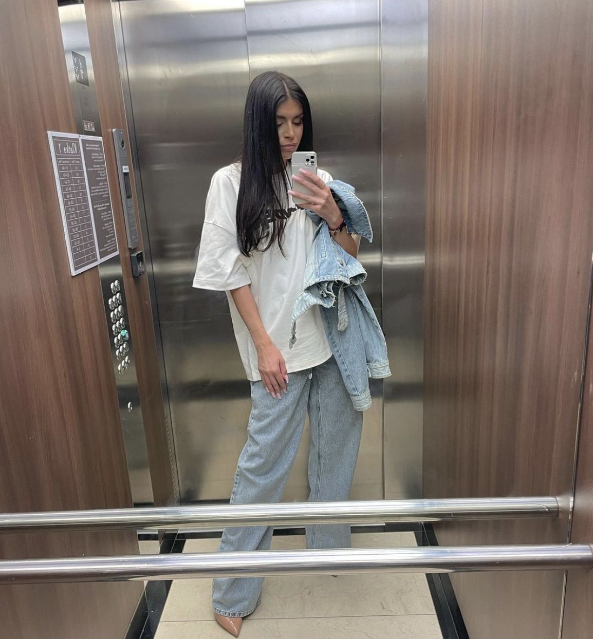 Magdalena Stępień w błękitnych jeansach