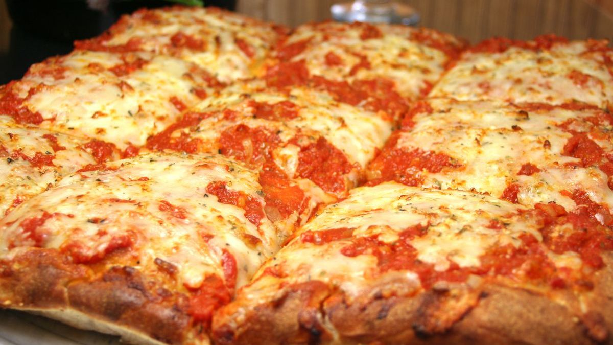 Pizza na grubym cieście - Pyszności