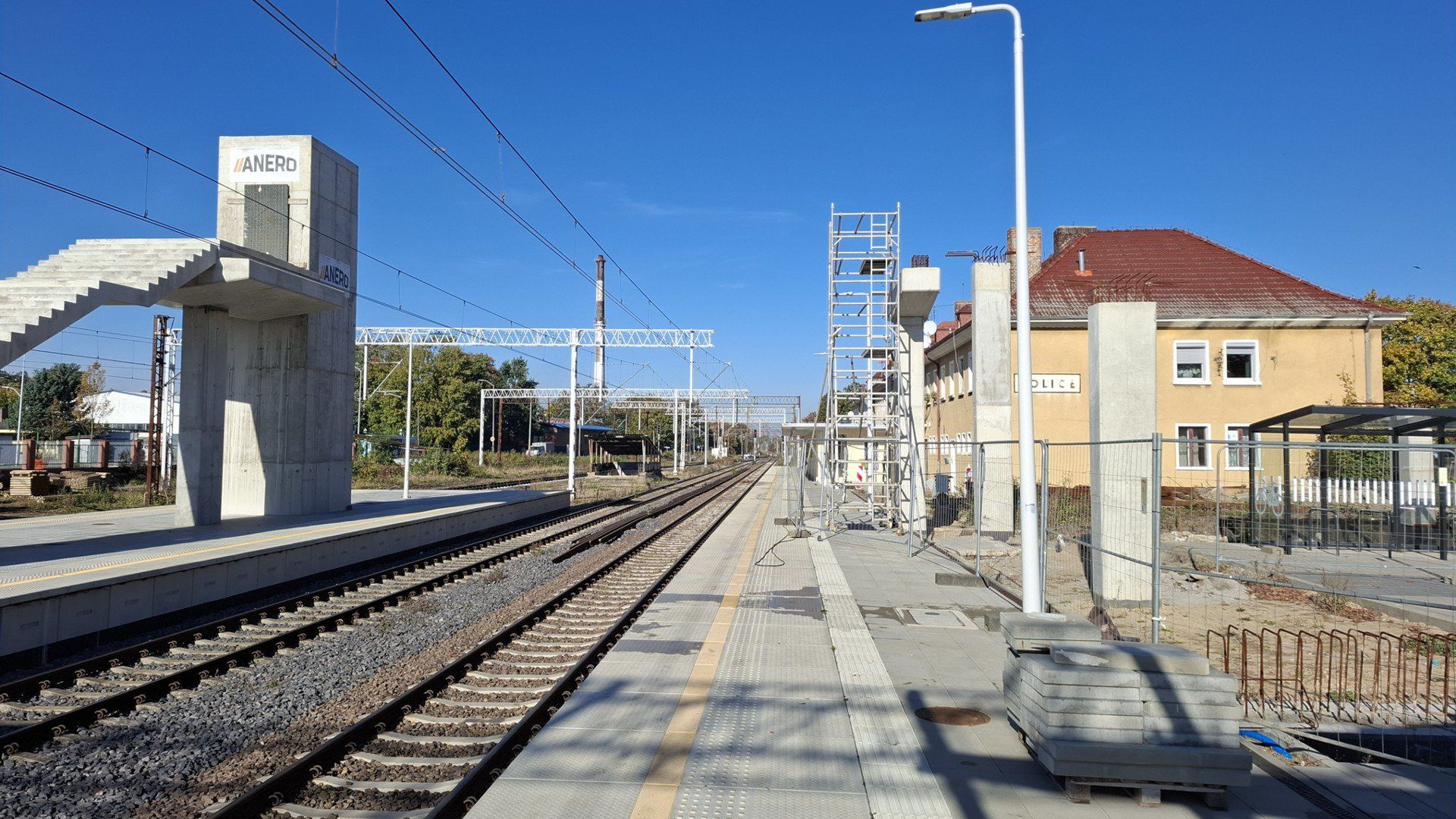 a polickim dworcu powstają dwie kładki nad torami, które ułatwią dotarcie na peron. Na regularne kursy Szczecińskiej Kolei Metropolitalnej na trasie do Polic będziemy jednak musieli poczekać do 2026 roku