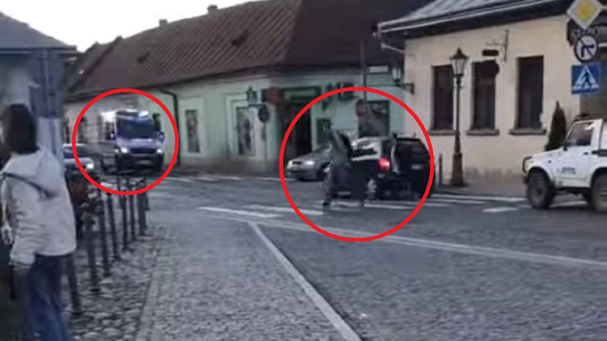 Karetka w centrum Starego Sącza.