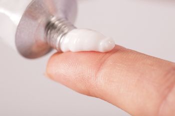 Maść z apteki za 7 zł. Jak żelazko na zmarszczki