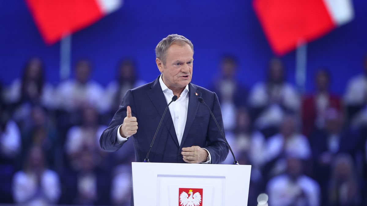 Gliwice, 07.12.2024. Premier Donald Tusk przemawia podczas konwencji kandydata Koalicji Obywatelskiej w wyborach na prezydenta RP Rafała Trzaskowskiego, inaugurującej prekampanię wyborczą w PreZero Arenie w Gliwicach, 7 bm. (amb) PAP/Jarek Praszkiewicz